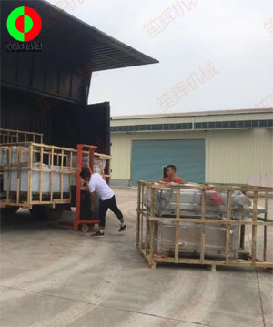 五一假期前多臺洗菜機(jī)設(shè)備裝車發(fā)貨！